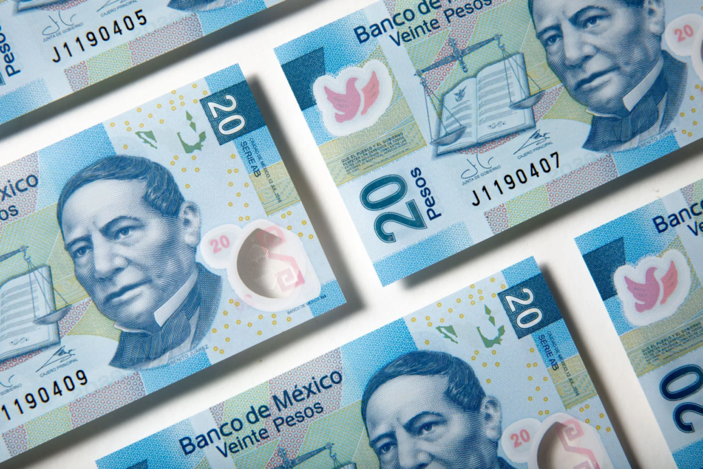 Peso suma cuatro semanas de ganancias frente al dólar